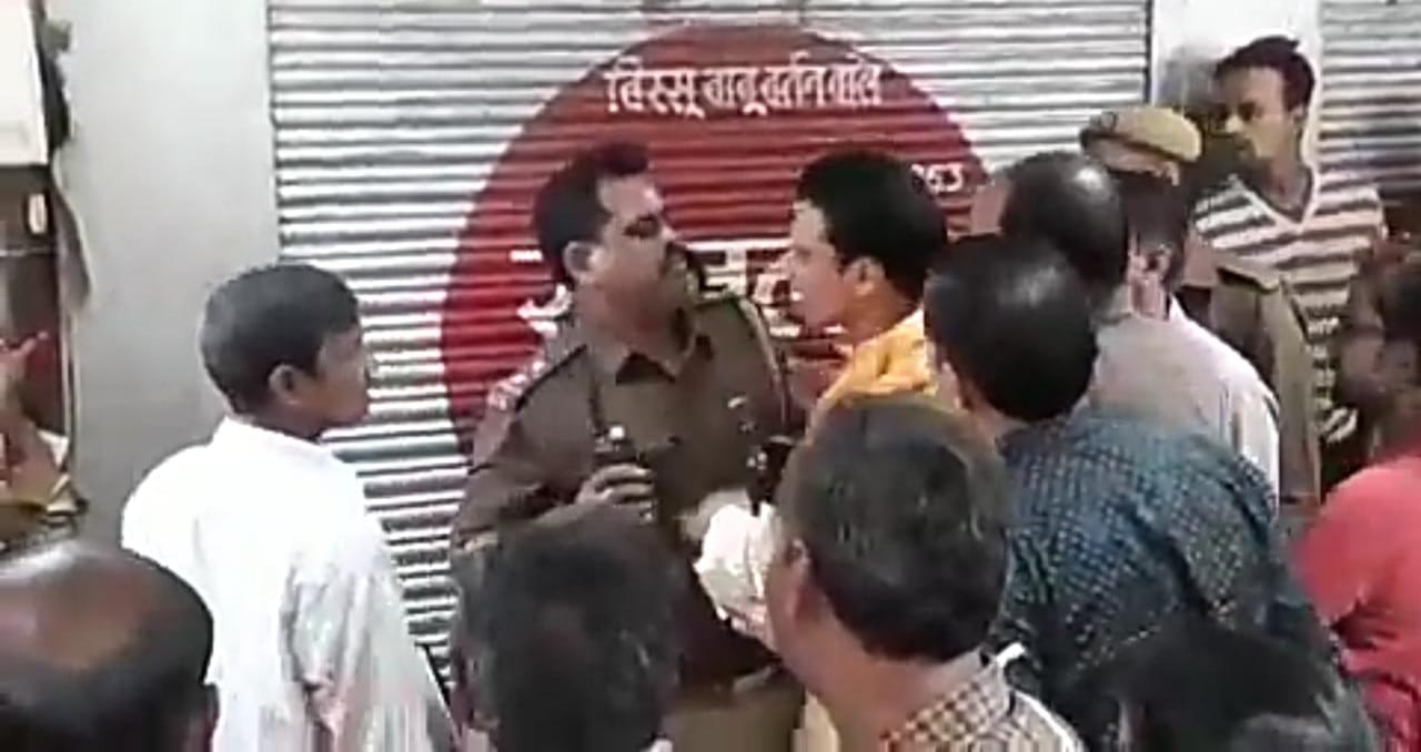 पुरोहित और पुलिस  के बीच तकरार