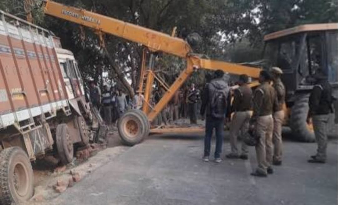 सड़क हादसे में छह लोगों की मौत......