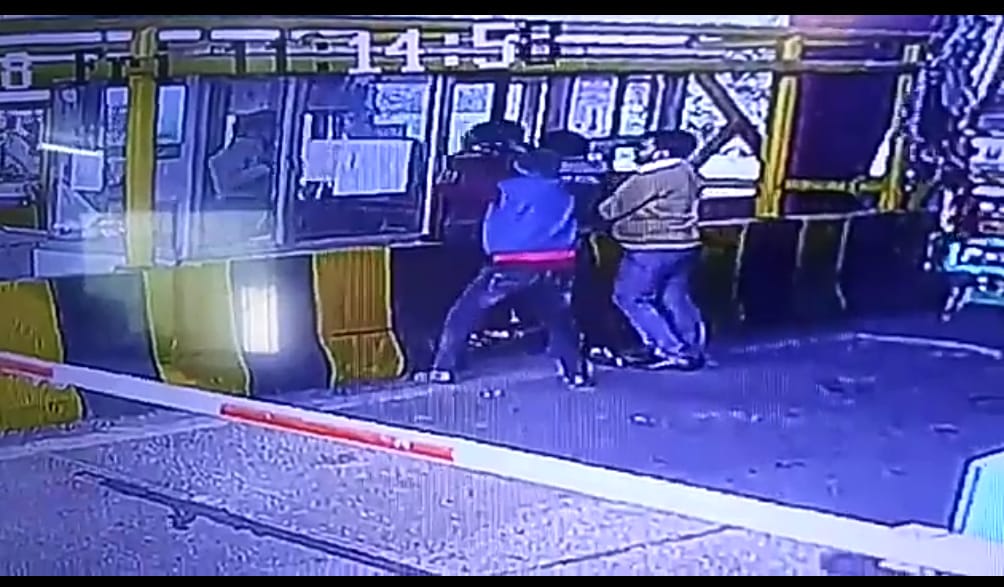 टोल प्लाज़ा कर्मचारी के लिए उसका काम बना जानलेवा....... .