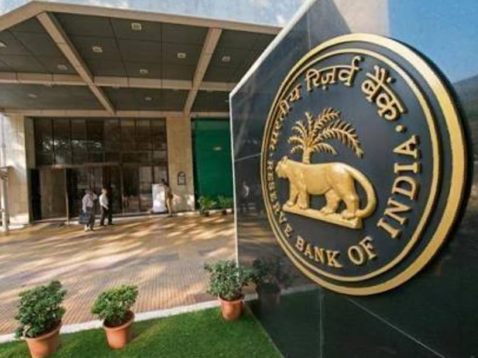 RBI के गर्वनर उर्जित पटेल ने  अपने पद से दे दिया इस्तीफा   .