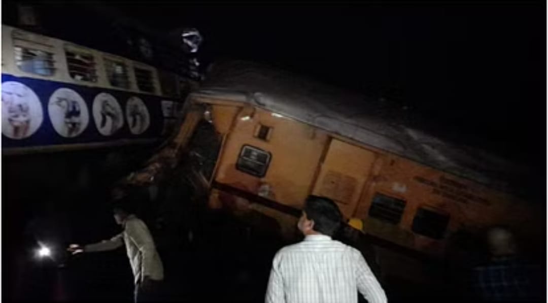 दो यात्री ट्रेनों की टक्कर; नौ की मौत, 40 लोग घायल
