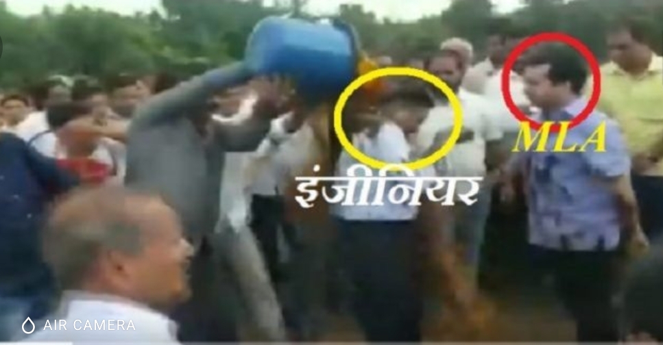 पूर्व सीएम राणे के बेट की दबंगई इंजीनियर को कीचड़ से नहलाया