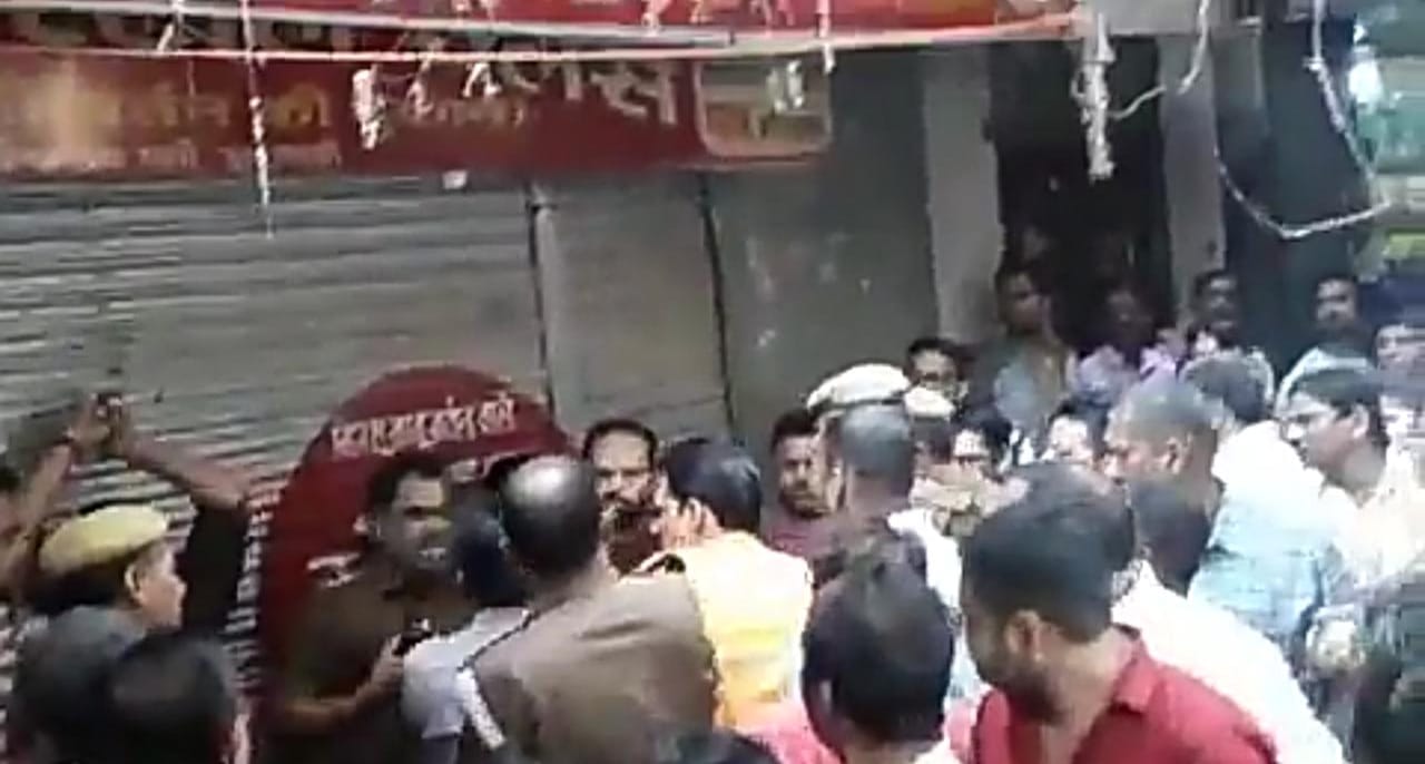 पुरोहित और पुलिस के बीच तकरार
