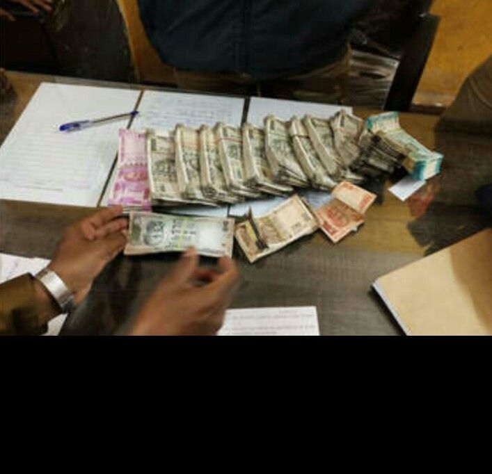 7 साल के नाराज बच्चे के बैग में मिले साढ़े 6लाख रुपये.......
