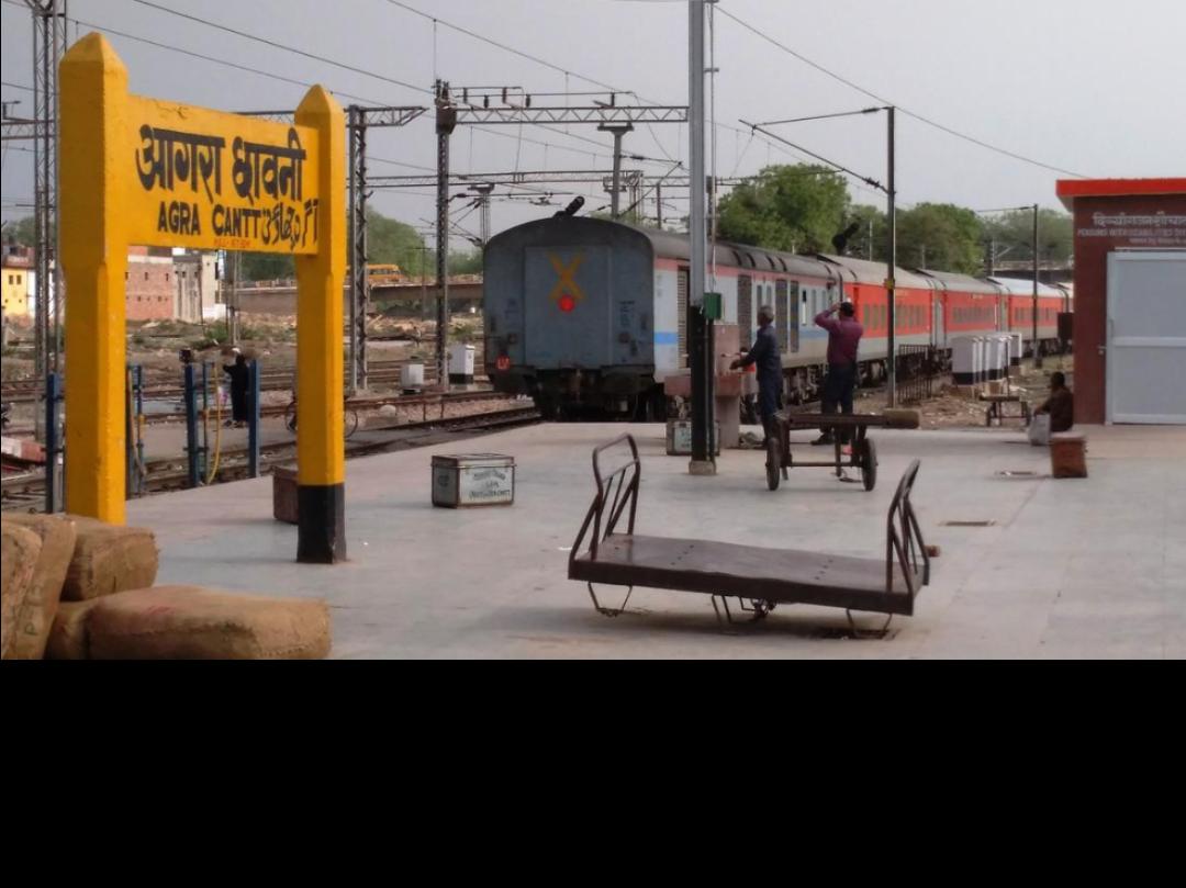 ट्रेन पर कब्जा, झांसी डिवीजन का लोको पायलट स्टाफ मौजूद था..