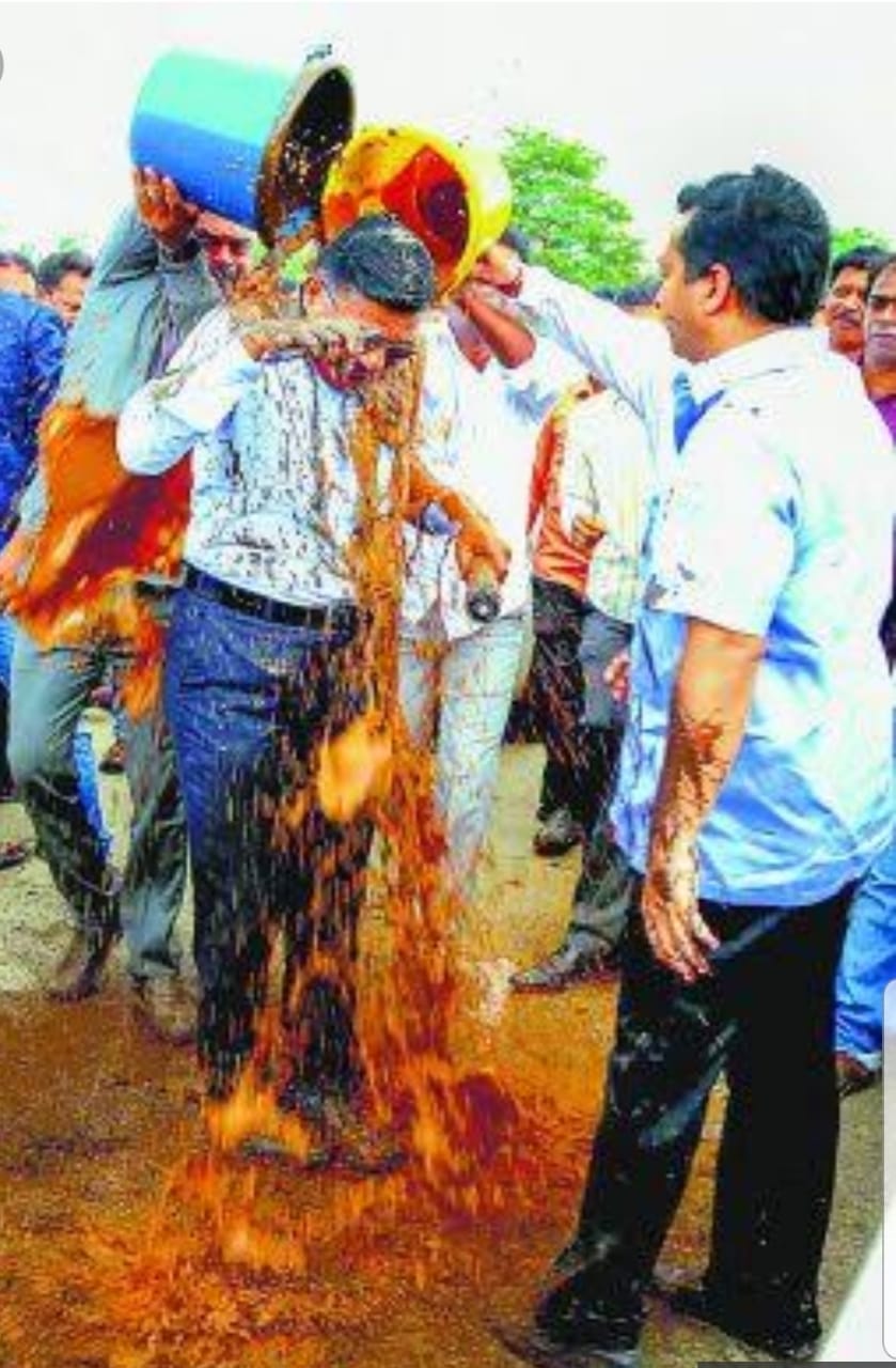 पूर्व सीएम राणे के बेट की दबंगई इंजीनियर को कीचड़ से नहलाया