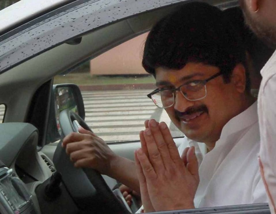 लो चल दी राजा भैया की रेल...... .